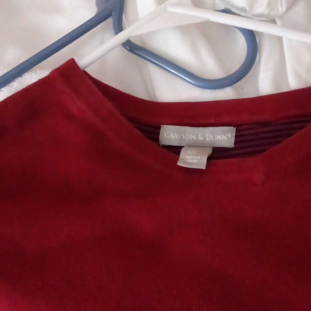 Red sweater - Picture 2 of 3